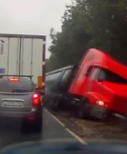 #dziejesiewmoto – ciężarówka przewraca się do rowu