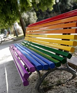 Tęczowe ławki w Kielcach. Szokująca wypowiedź księdza zgłoszona do prokuratury