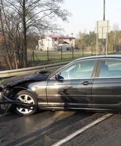 Brzozówka: karetka wioząca pacjentkę zderzyła się z bmw