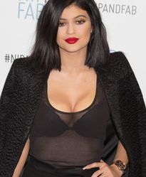 17-letnia Kylie Jenner eksponuje biust