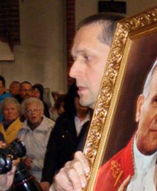 Portret Jana Pawła II z gabinetu Biedronia