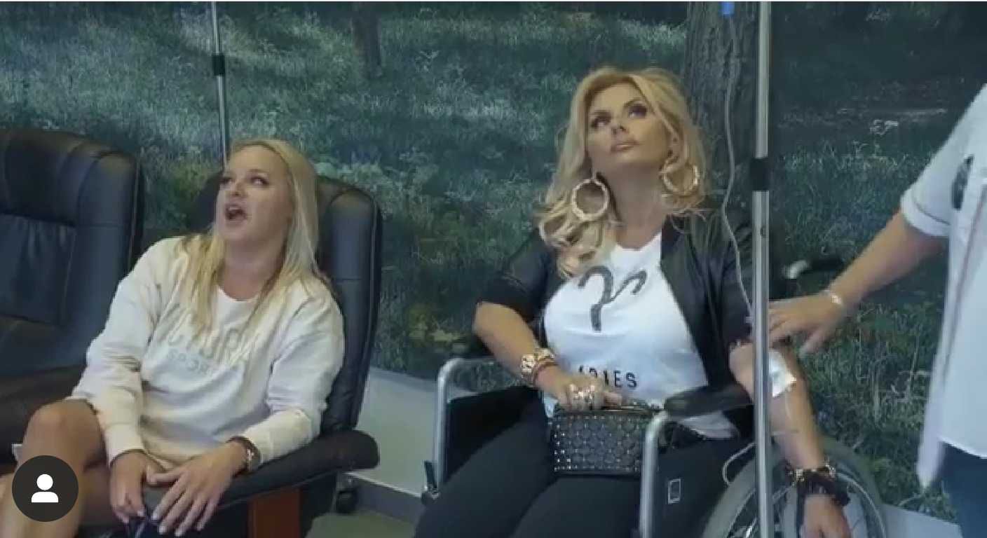 Dagmara Kaźmierska na wózku, podłączona pod kroplówkę