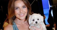 Edyta Herbuś z psem na imprezie