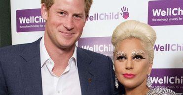 Książę Harry spotkał się z Lady Gagą! Piosenkarka zaskoczyła kreacją