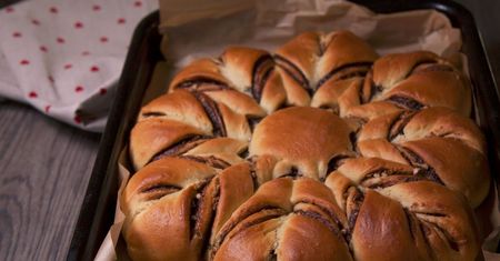 Drożdżówka z czekoladą i siekanymi orzechami