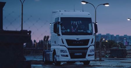 Nowe spojrzenie na pracę zawodowego kierowcy. Dawno nic nie wbiło nas tak w fotel