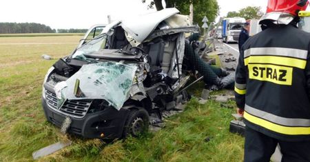 Groźny wypadek. Renault master wjechało w naczepę ciężarówki
