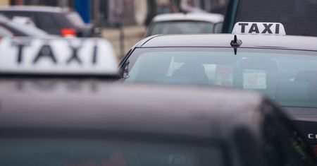 Taksówkarz chciał naciągnąć klienta. Gdy przyszło do płacenia mina mu zrzedła