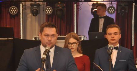 Nowa dziwna moda: lokalni posłowie atrakcjami studniówek