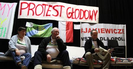 Mieszkańcy wznawiają głodówkę w Dobrzeniu Wielkim