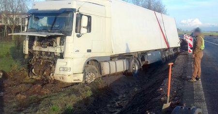 Polski kierowca celowo przekroczył czas pracy i zasnął. Obudził się w rowie