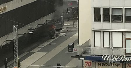 Ciężarówka wjechała w tłum w Sztokholmie. Policja: zatrzymano mężczyznę, który przyznał się do ataku