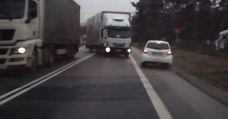 Skorzów. O włos od tragedii. Ciężarówka wyprzedzała na podwójnej ciągłej