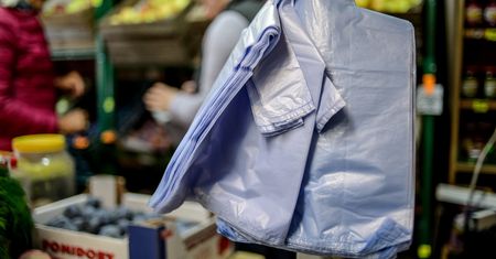 Płatne foliówki nie tylko przy kasie. Aldi każe sobie płacić za worki na owoce i warzywa