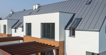 Szare płaskie blachodachówki – Minimalizm na topie