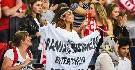 Grzeczne dziewczyny nie chodzą na mecze