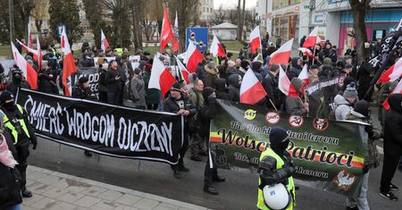 Marsz narodowców w Hajnówce. Była blokada, policja rozdzieliła demonstrantów
