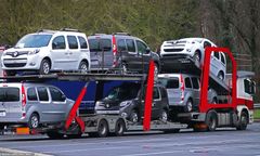 Ciężarówka wpadła do rowu. Siedem aut uszkodzonych