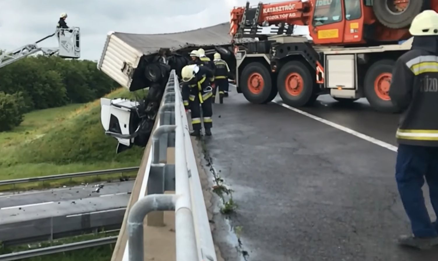 Węgry. Ciężarówka zawisła nad autostradą. Cudem nikt nie zginął