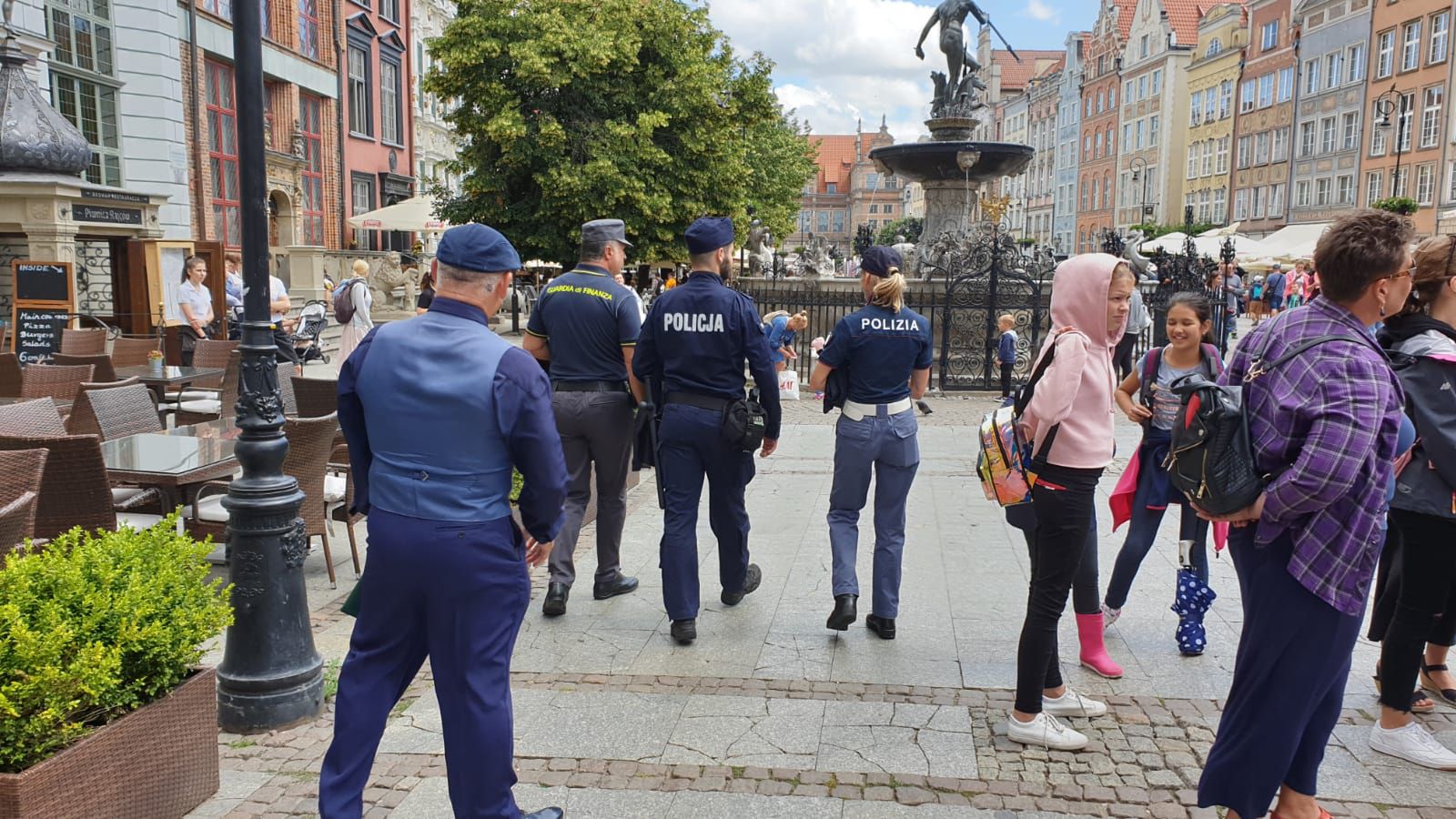 Gdańsk. Polsko-włoski patrol na ulicach gdańskiego Starego Miasta