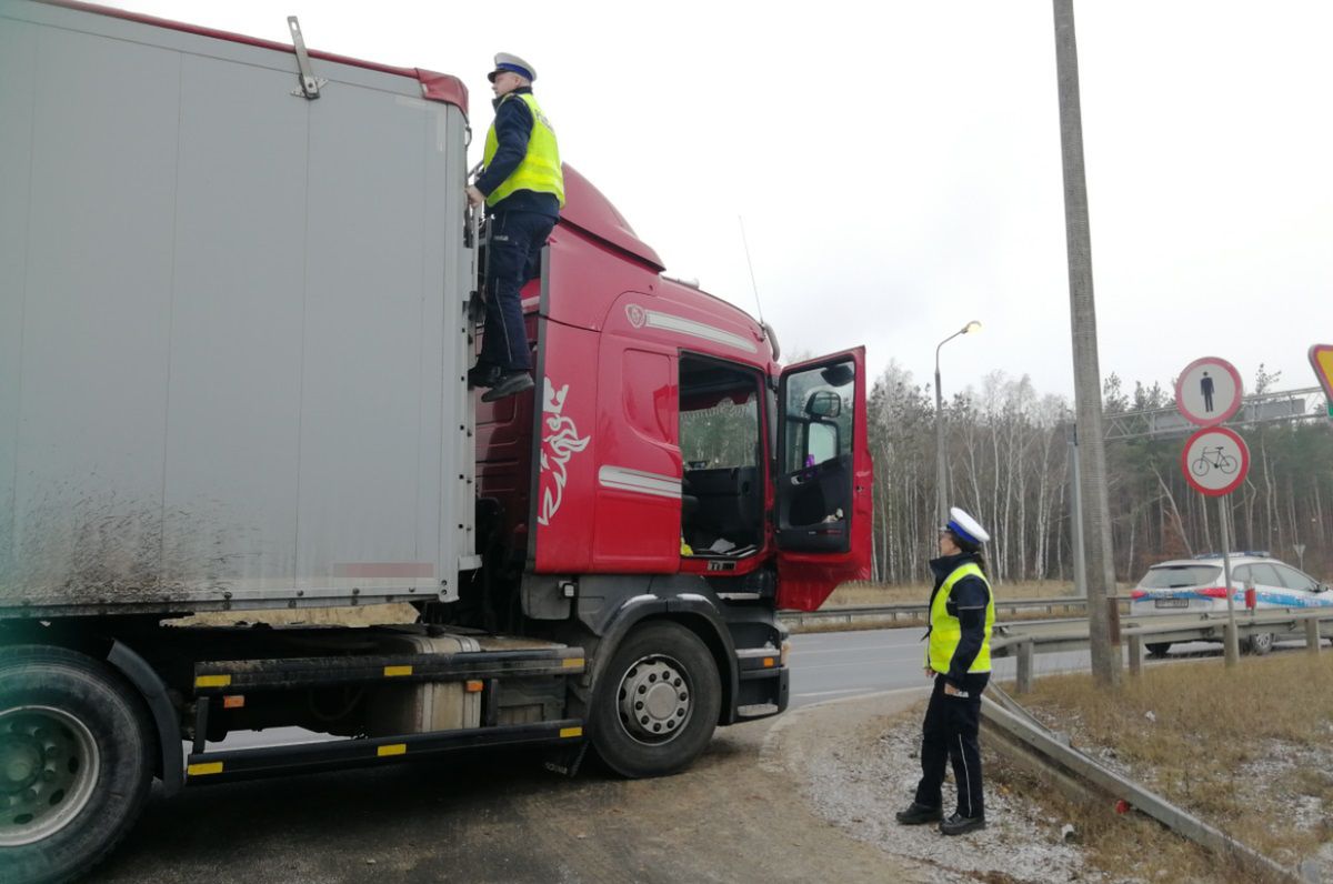 Drogówka kontroluje samochody ciężarowe. Sprawdzają, czy nie zalega lód