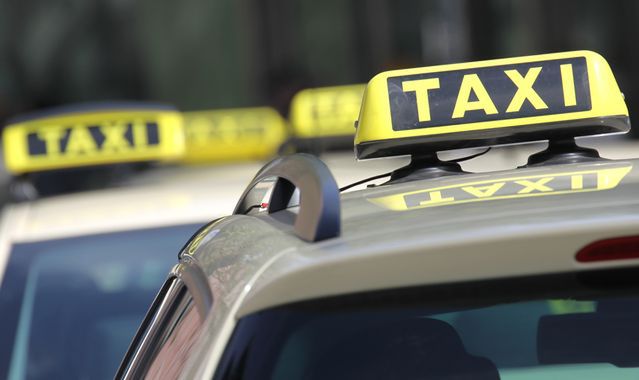 Nożownik groził taksówkarzowi: "nawet k... nie próbuj używać siły". Policja nie może go znaleźć