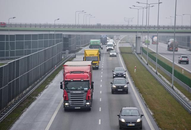 Wypadek na A2. Rozpędzony tir najechał na stojącą ciężarówkę