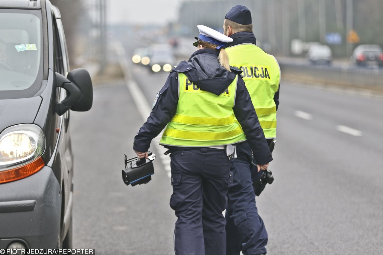 Ukrainiec zatrzymany przez drogówkę. Przewoził 30 pasażerów w 2-osobowym busie