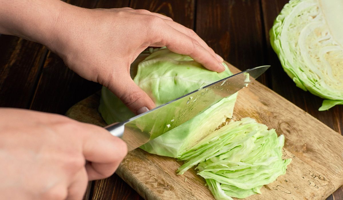 Poszatkuj i zalej białym dressingiem. Ta surówka z młodej kapusty będzie hitem lata