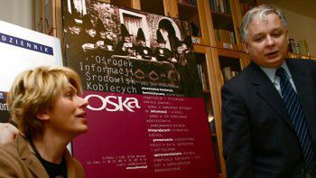 Prezydent Warszawy Lech Kaczyński oraz pełnomocnik rządu ds. równego statusu kobiet i mężczyzn Izabela Jaruga-Nowacka podczas konferencji prasowej