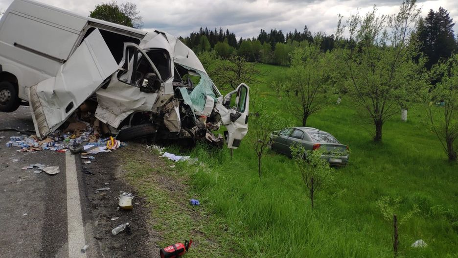 Osobowy opel zderzył się czołowo z busem
