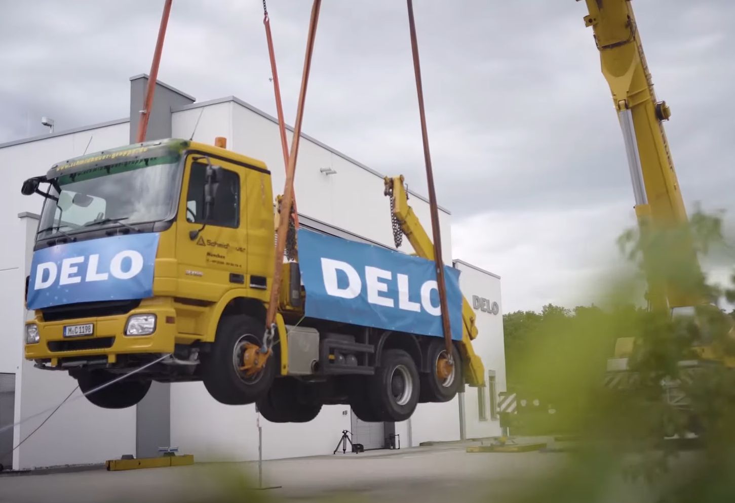 Super-klej Delo uniósł 17,5 tonową ciężarówkę metr nad ziemię pobijając rekord Guinnessa