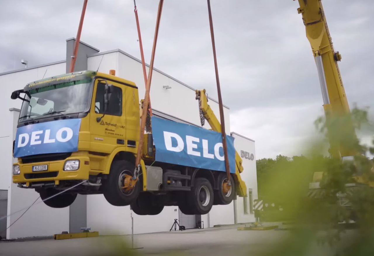 Niemcy. Nowy rekord Guinnessa: super-klej uniósł 17,5 tonową ciężarówkę