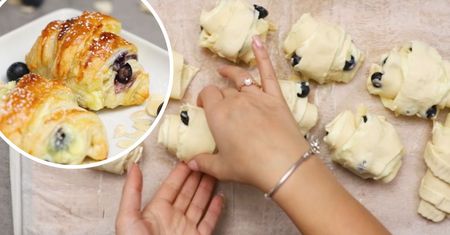 Budyniowe rogaliki z borówkami. Przepis na proste rogaliki z ciasta francuskiego