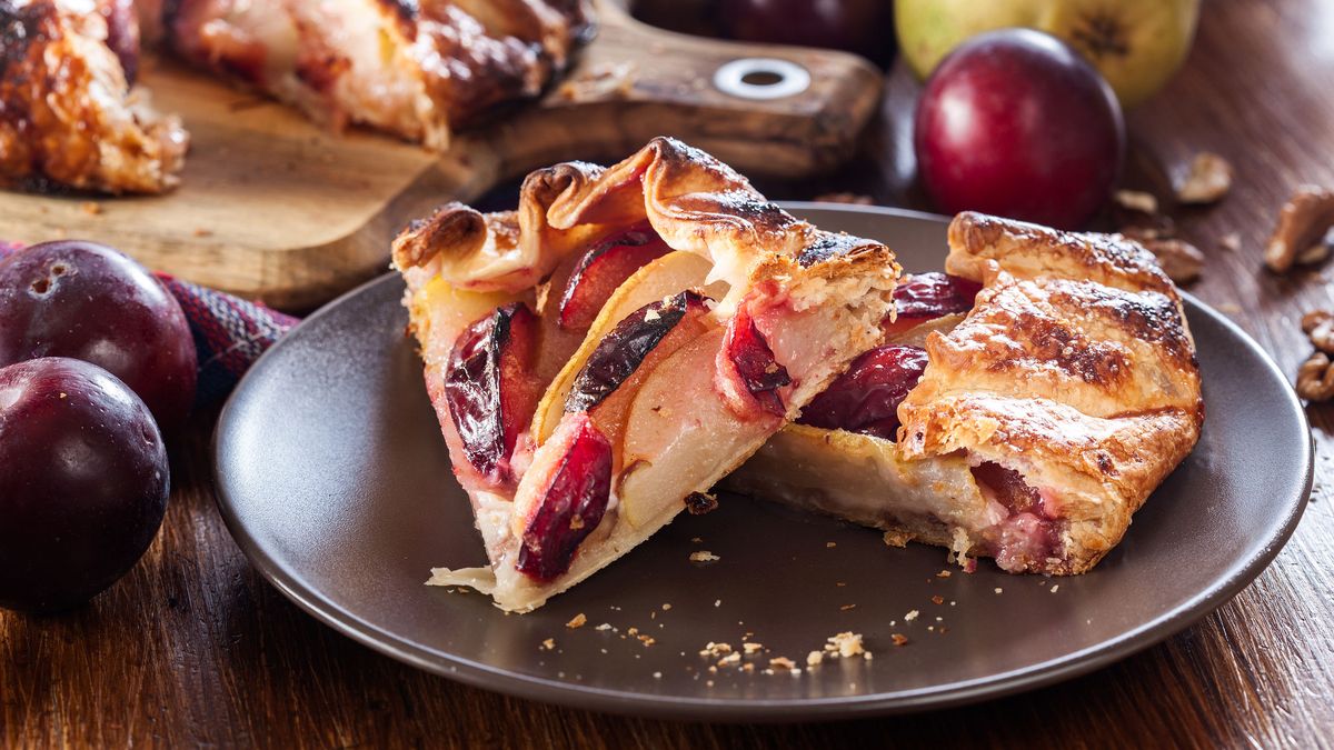 Proste ciasto drożdżowe ze śliwkami. Osłodzi jesienne popołudnie