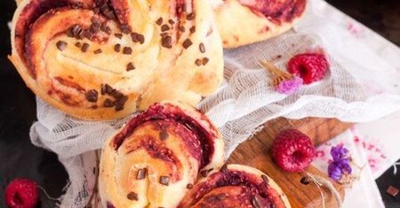 Serowe drożdżówki z czekoladowymi malinami