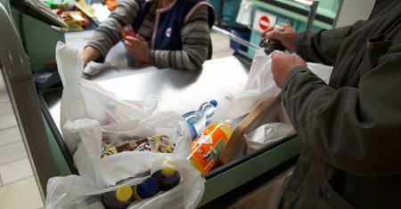 "Foliówkowy absurd w sklepach". Czytelniczka wytyka luki w nowym prawie