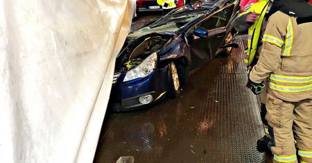Norwegia. Polski tir zmiażdżył auta na promie