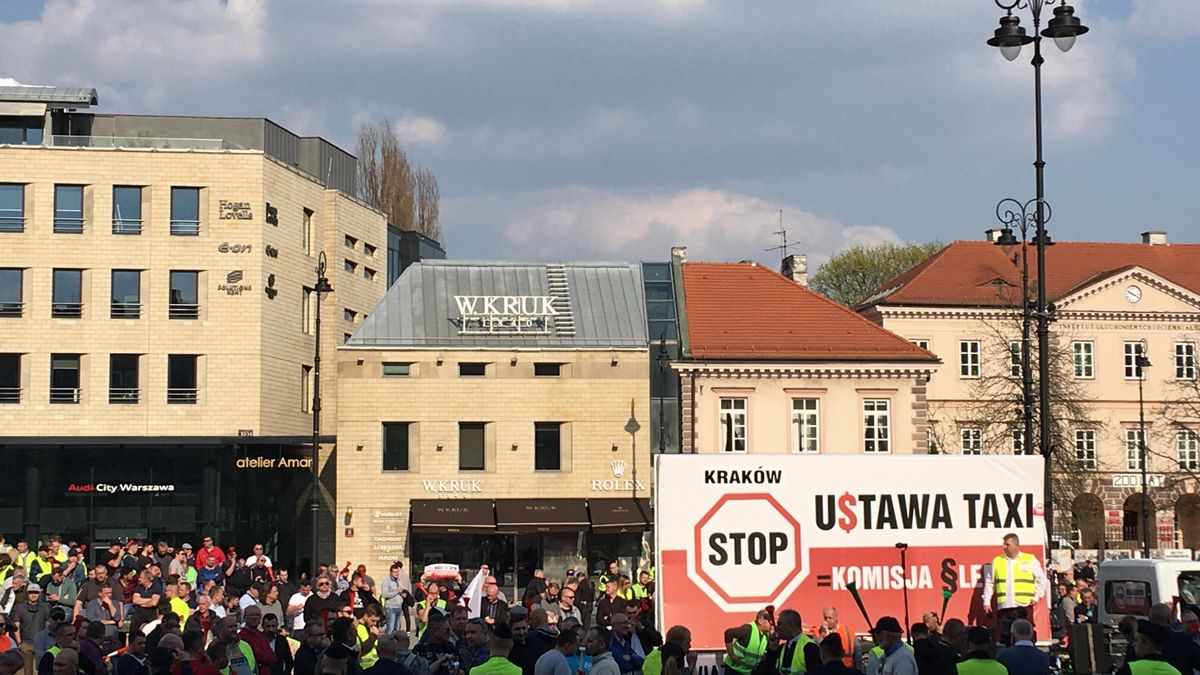 W poniedziałek 8 kwietnia taksówkarze pikietowali przed Ministerstwem Przedsiębiorczości i Technologii
