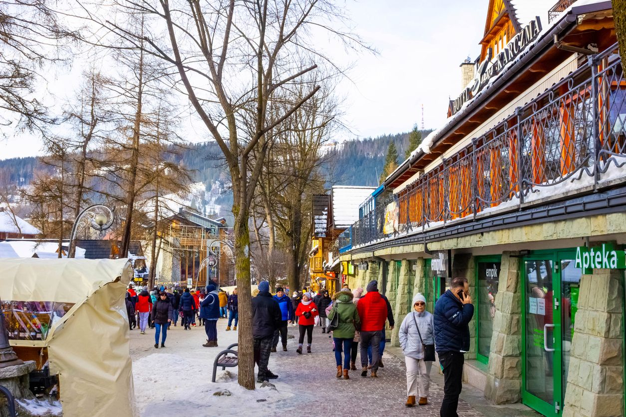 Pluszowe kajdanki i pokój z widokiem na Morskie Oko. Turyści potrafią zaskoczyć