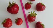 Sprytny trik na truskawki. Usuń szypułki za pomocą prostego gadżetu