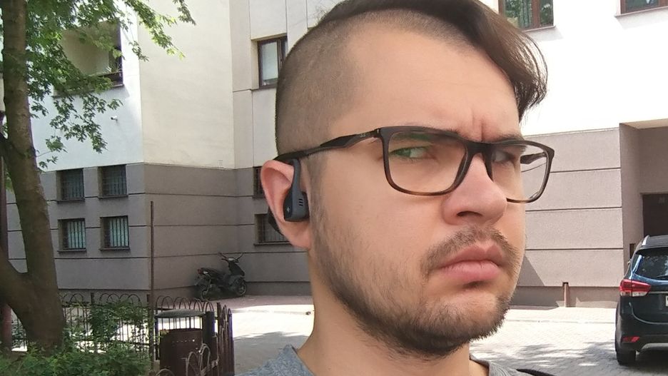 Słuchawki w trakcie użytkowania.