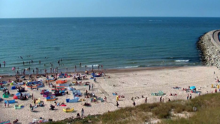Na plaży w Darłówku nadal spokojnie wypoczywają plażowicze