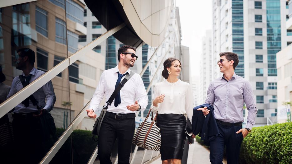 Ołówkowa spódnica ze skóry pasuje do białej bluzki nawet na formalne spotkanie
