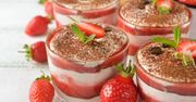 Najlepsze tiramisu truskawkowe - przepis. Jak zrobić ten letni deser?