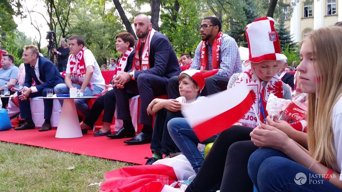 Beata Szydło i Marcin Gortat kibicują na meczu Polska-Ukraina EURO 2016