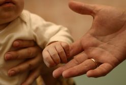 Pobił na śmierć 1,5 roczną dziewczynkę. Dwa tygodnie wcześniej adoptował ją razem ze swoim partnerem