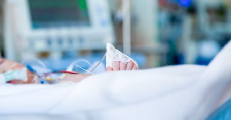 Niemowlęta chorowały i umierały w szpitalu. Firma farmaceutyczna z zarzutami