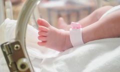 Miastko. Umorzono sprawę kobiety, która pijana urodziła dziecko. Prokuratura reaguje