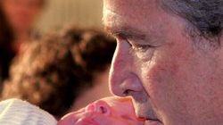 Prezydent Bush przytula nowo narodzonego Treya Jonesa w koszulce z napisem "Mój embrion nie został odrzucony"